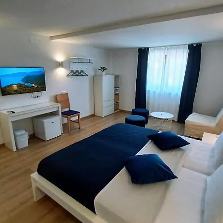 Amaryllis Residence, Apartment Diana & Deluxe Rooms With Shared Kitchen Veli Losinj Exterior photo