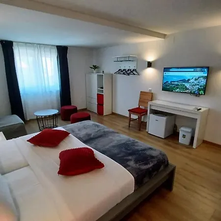 Amaryllis Residence, Apartment Diana & Deluxe Rooms With Shared Kitchen Veli Losinj Exterior photo
