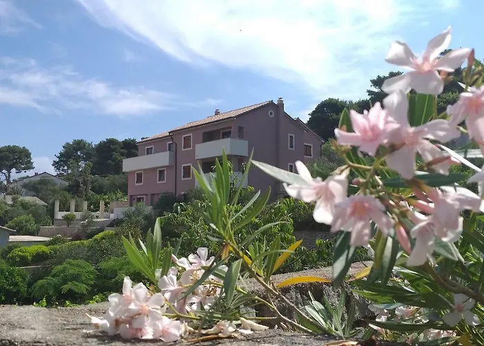 Amaryllis Residence, Apartment Diana & Deluxe Rooms With Shared Kitchen