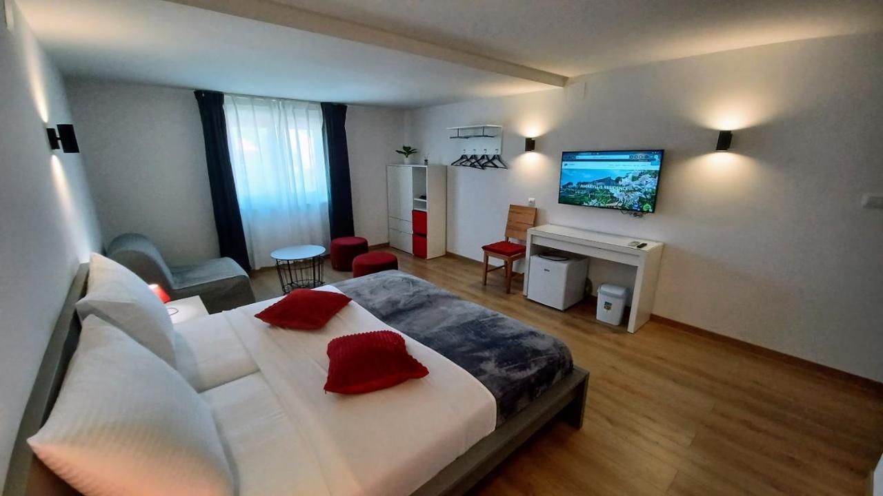 Amaryllis Residence, Diana & Deluxe With Shared Kitchen Apartman *